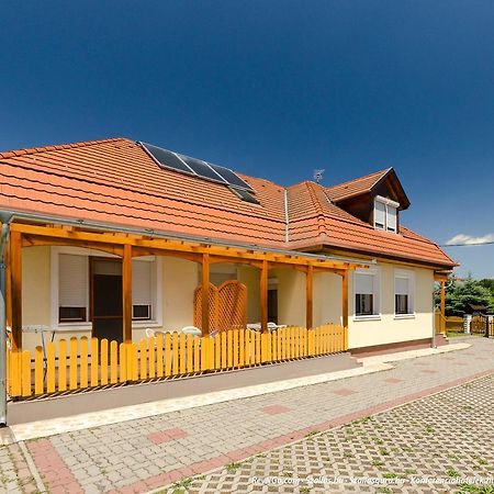 Barbara Apartmanhaz Kehidakustany Exterior photo